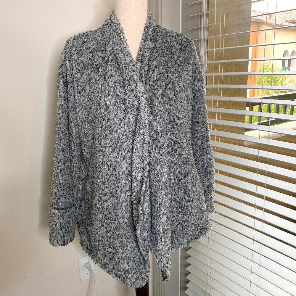 Soft Surroundings Fleece Wrap Piping Accents Snap